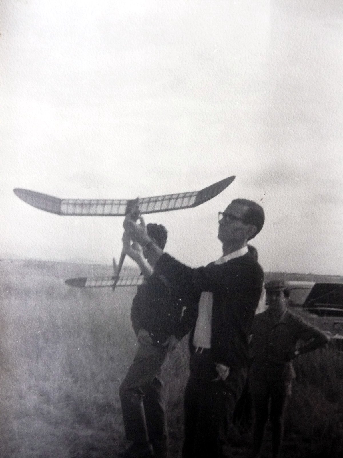 Socio lanzando un planeador de vuelo libre en el campo del CCA