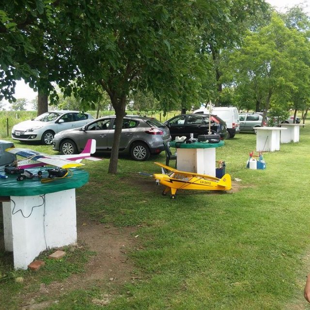 Aeromodelos y socios en el campo de vuelo del CCA